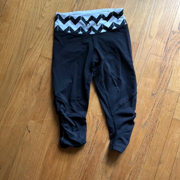 Lulu lemon size small short leggings - Picture 1 of 4